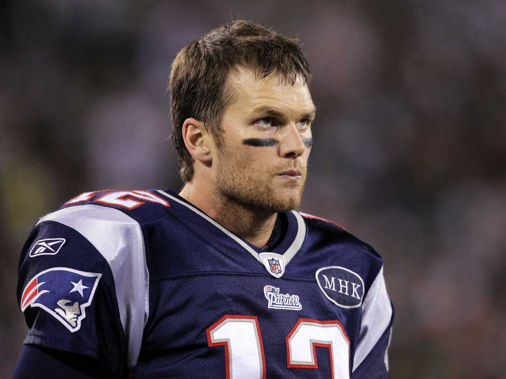 tom-brady-leaves-practice-with-a-possible-knee-injury